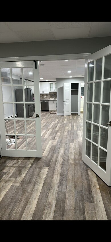 Building Photo - Beautiful Basement Apartment in Leslieville