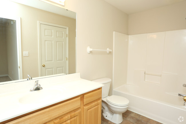 1BR, 1BA - 750 SF - Bathroom - Jackson's Landing