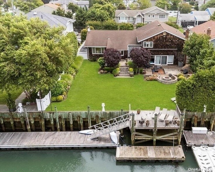 Primary Photo - 131 Bayside Dr