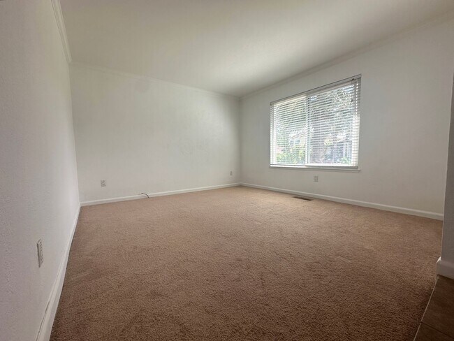 Building Photo - Lovely 3 Bed, 2 Bath in Pittsburg