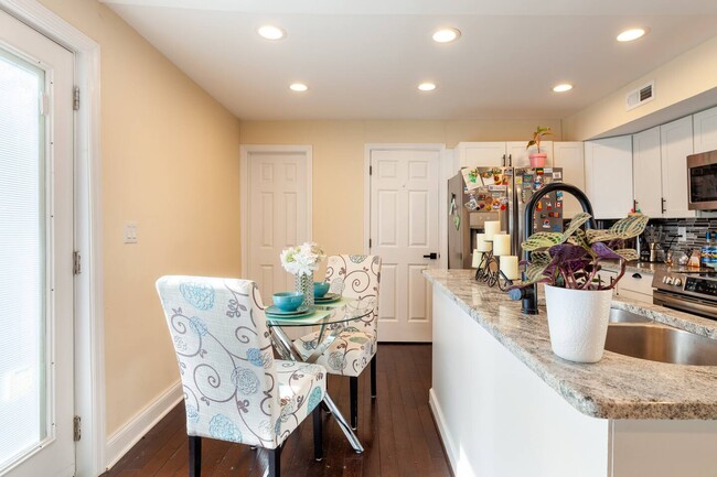 Building Photo - 5337 Hayes St NE