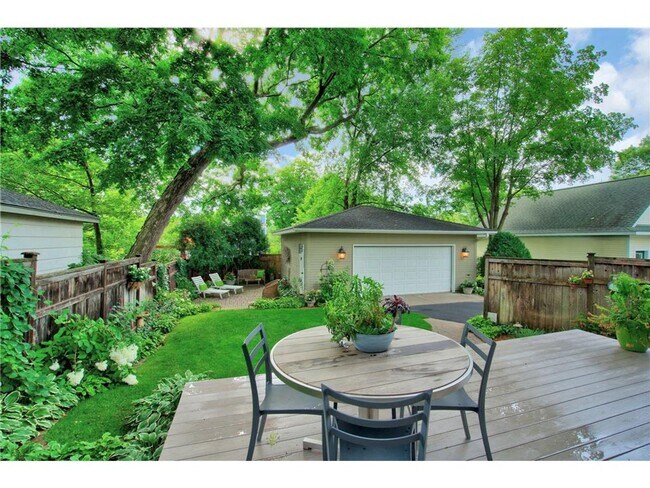 Building Photo - Wayzata 3 bedroom 3 bath Charmer- Availabl...
