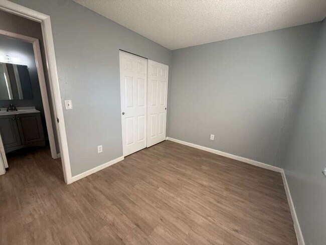 Foto del edificio - Cute, Coxy & Upgraded 2/1 Duplex!! Apply for FREE This Holiday Season!