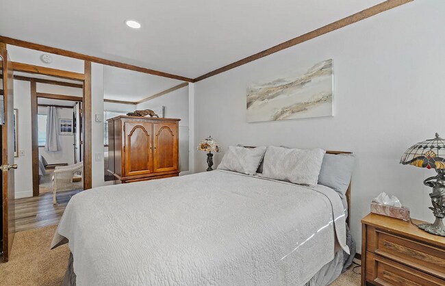 Foto del edificio - Fully Furnished 2 Bed / 2 Bath Corner Unit...