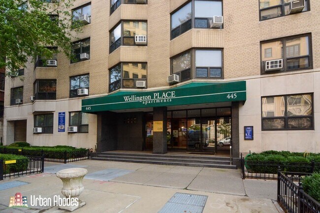 Building Photo - 429 W Wellington Ave
