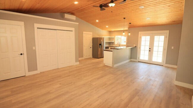 Foto del edificio - Recently Remodeled 2/1 Home in Redmond