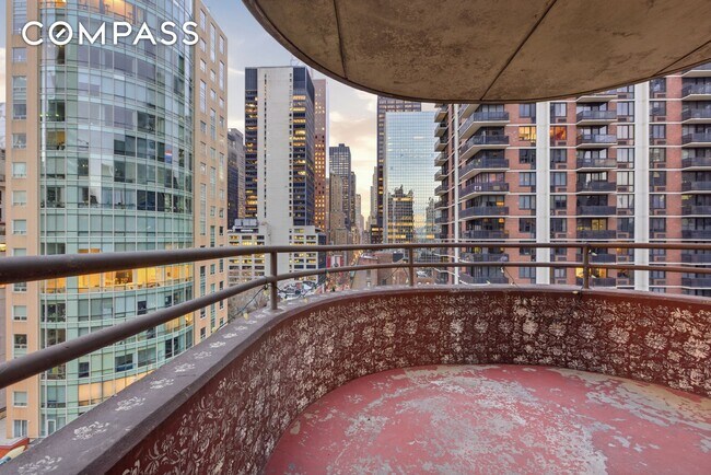 Foto del edificio - 303 E 49th St