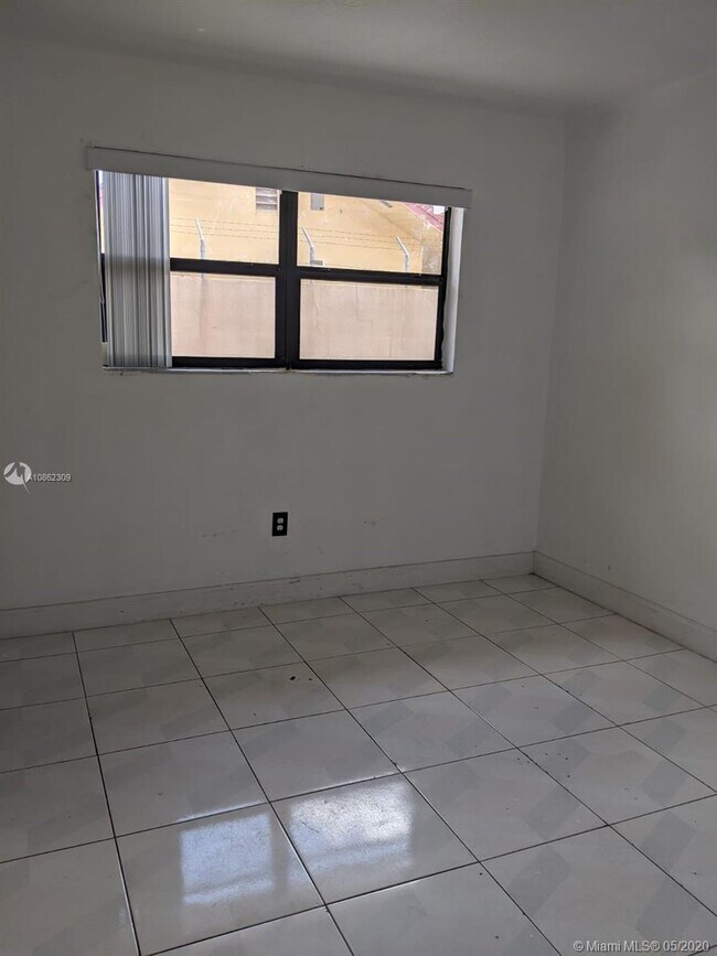 Foto del edificio - 3201 NW 135th St