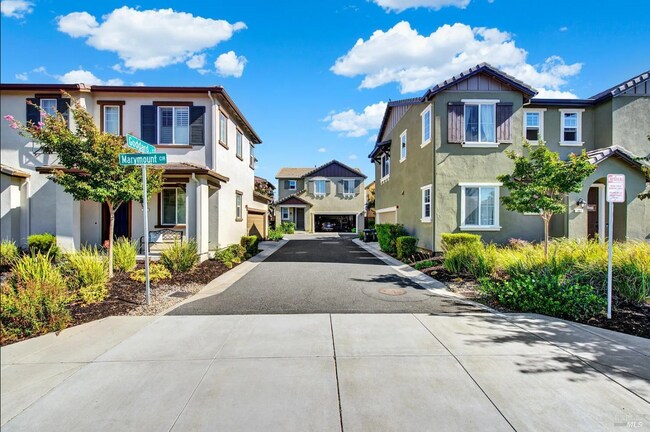 Foto del edificio - 387 Goddard Ct