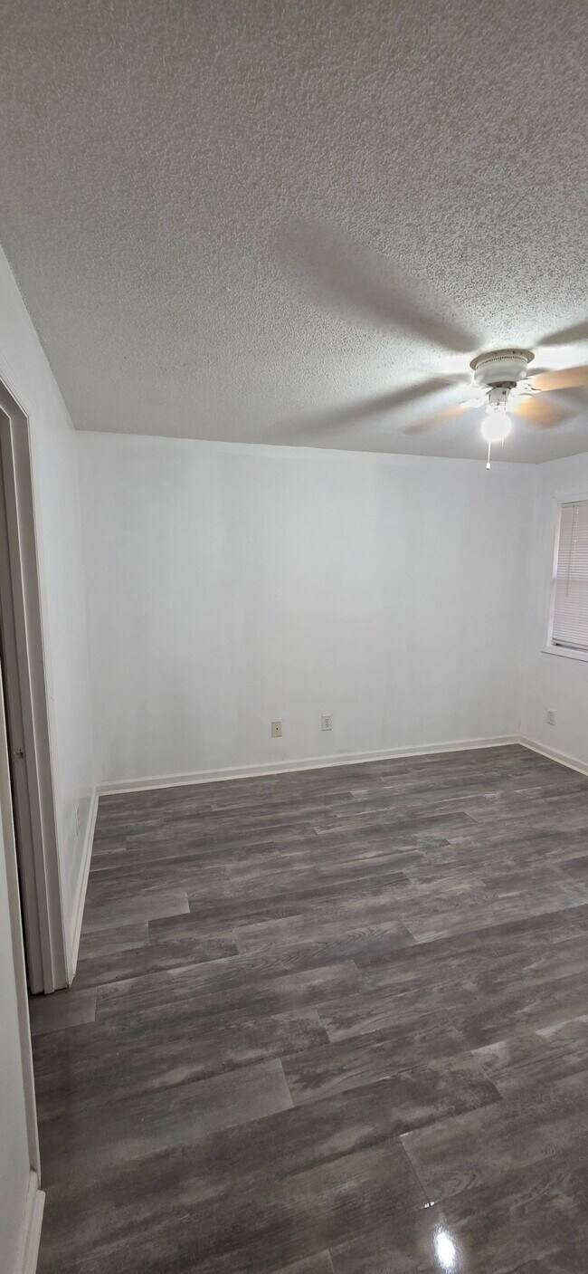 Building Photo - 8526 Pineland Dr