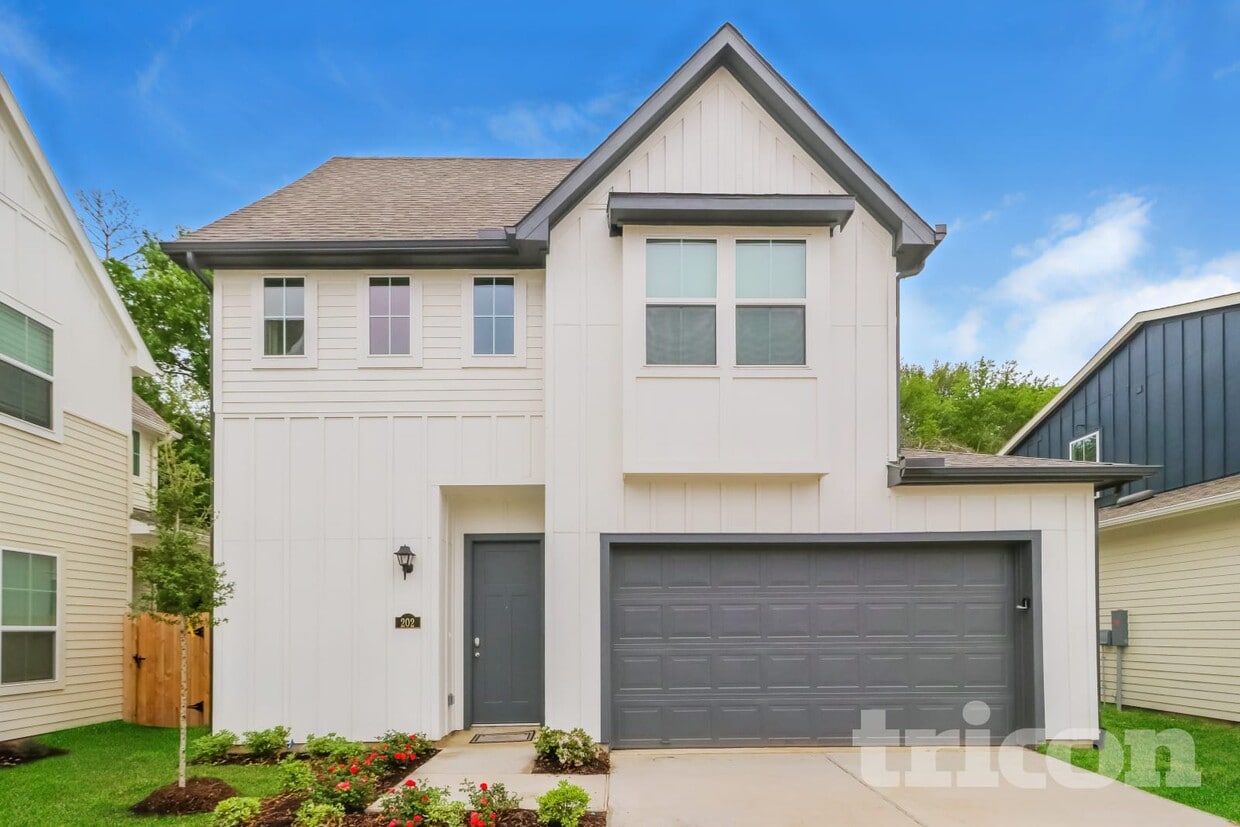 Foto principal - 9835 Willow Creek Commerce Dr