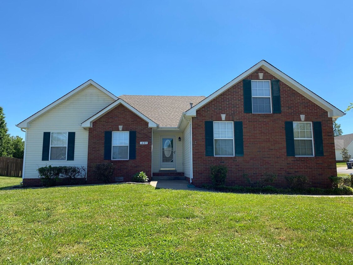 Foto principal - Nicely Updated Ranch with 3 Bed/2 Bath and...