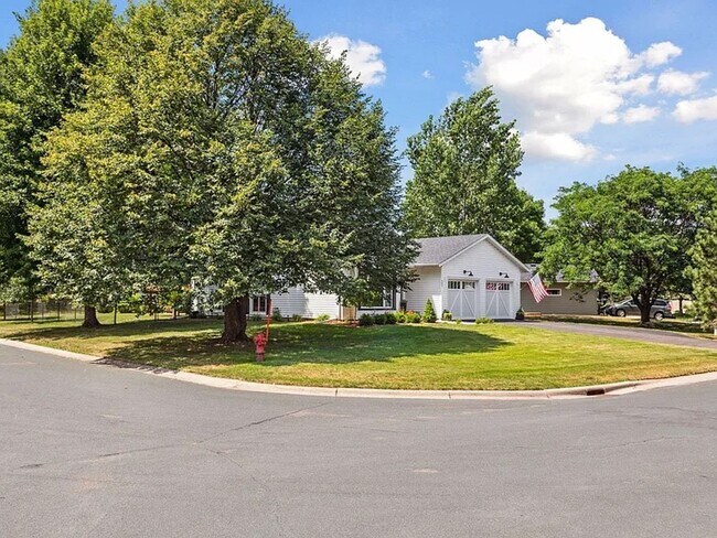 Building Photo - Gorgeous 4 Bedroom in Desirable Mahtomedi ...