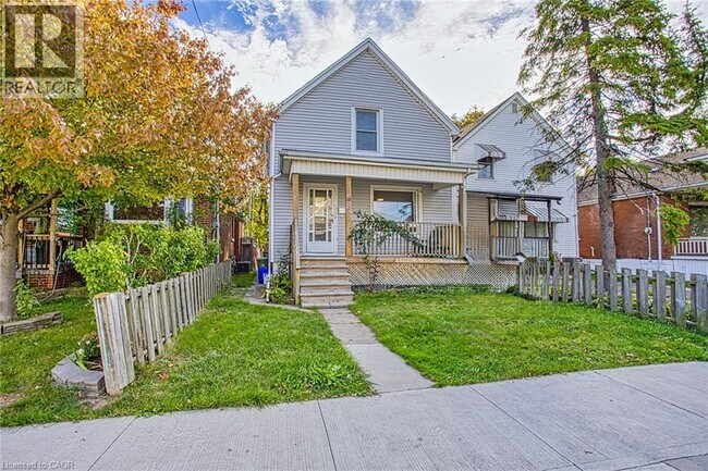 Building Photo - 118 Garside Ave N