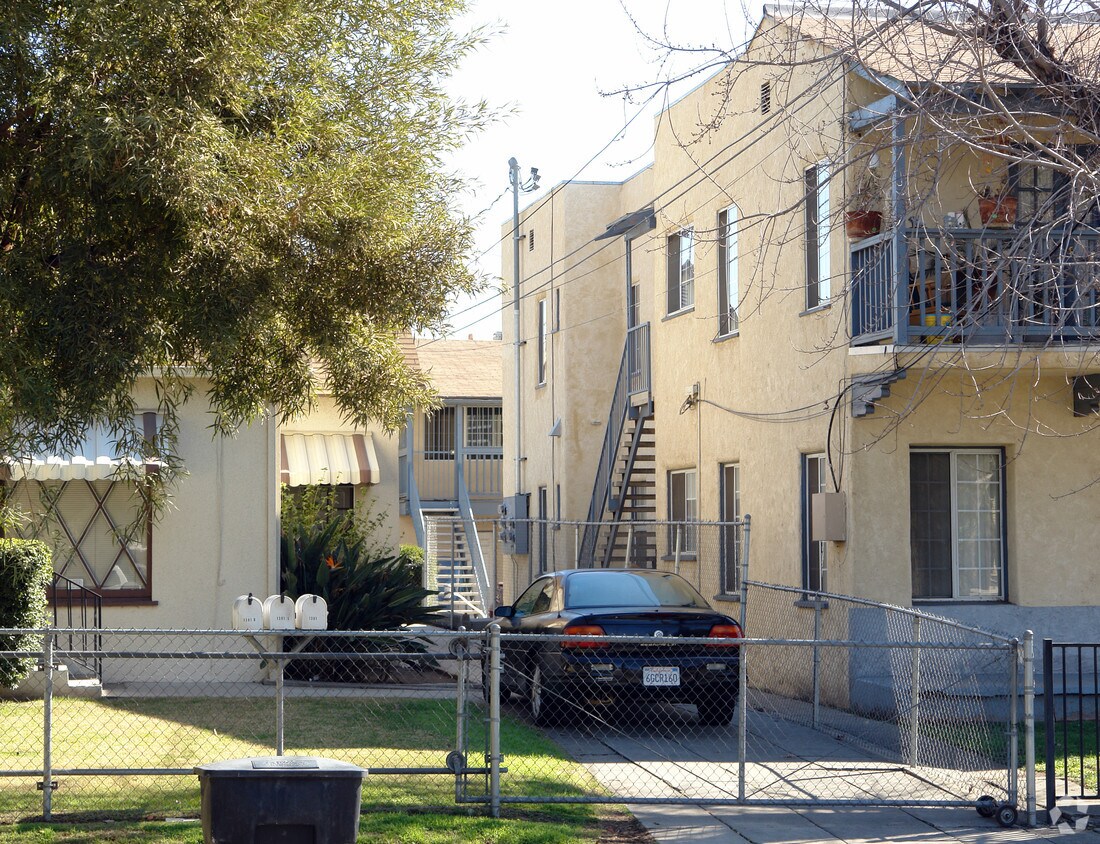 Building Photo - 1379 N Arrowhead Ave