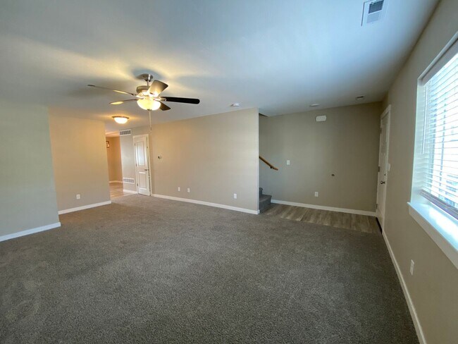 Building Photo - Townhouse