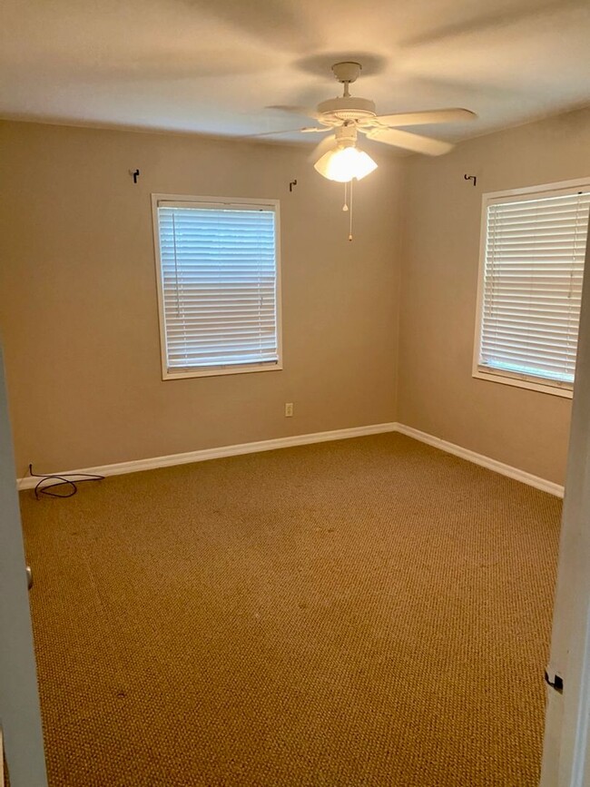 Building Photo - 2 Bedroom 1 Bath Home for Rent