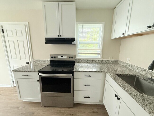 Foto del edificio - Renovated 3-Bedroom Home – We Welcome Sect...