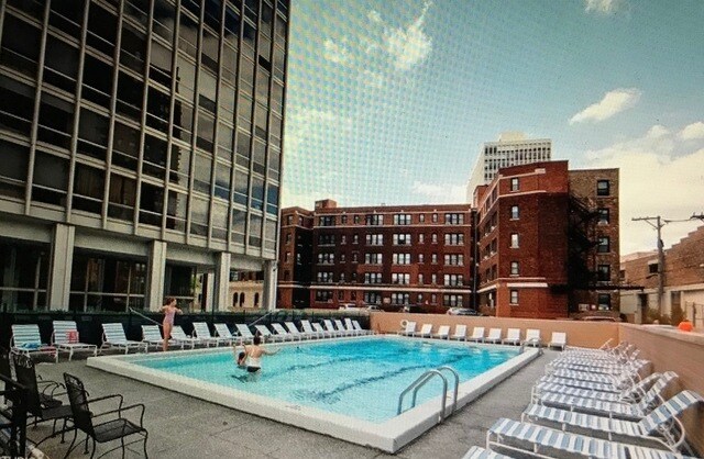 Foto del edificio - 2440 N Lakeview Ave