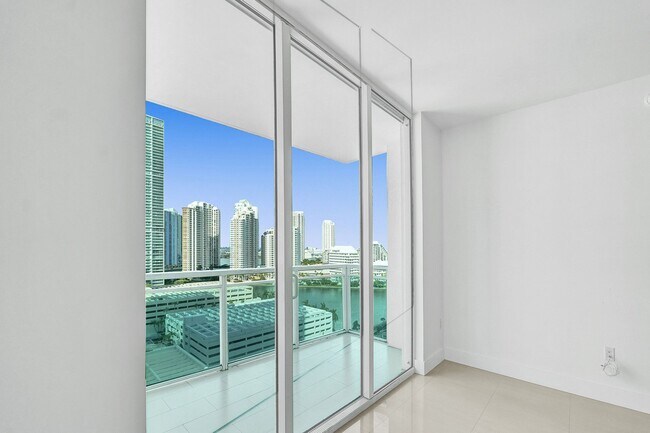 Building Photo - 950 Brickell Bay Dr