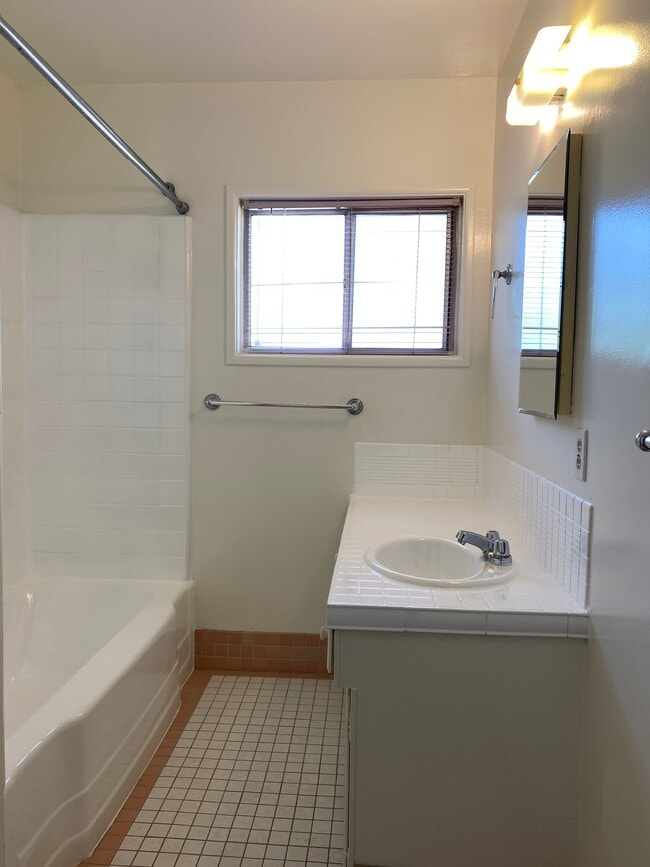 Building Photo - 4973 Glen Iris Ave