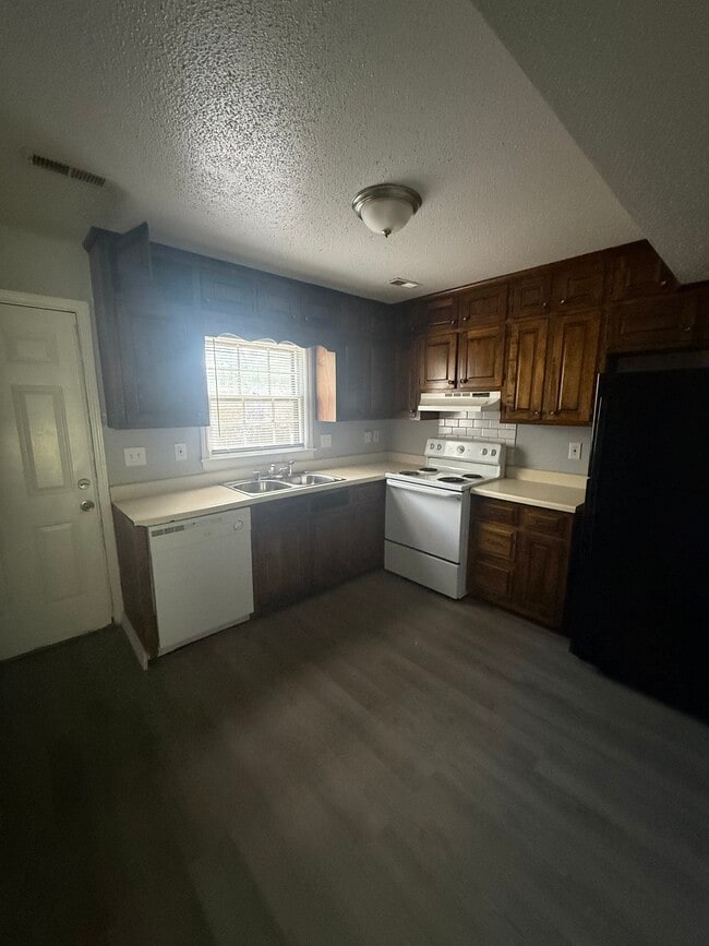 Building Photo - Platinum House LLC