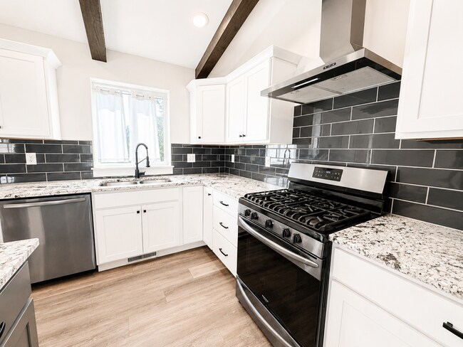 Foto del edificio - $3,000 | 4 Bedroom 3 Bath | House | Garage