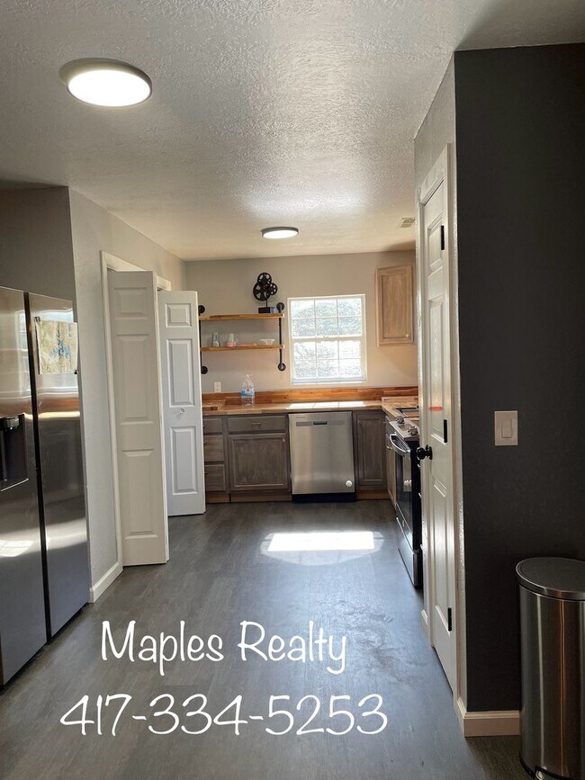 Foto del edificio - 4 bedroom, 2 bath furnished HOUSE in the H...