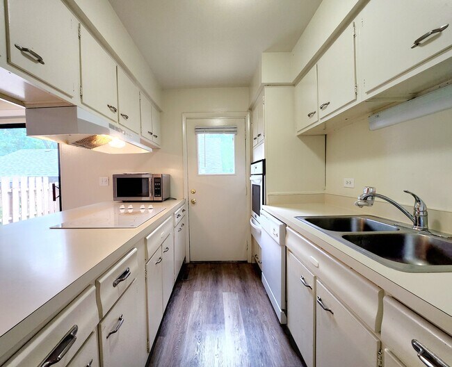 Building Photo - Spacious 3bed 1.5 bath Townhome in Barring...