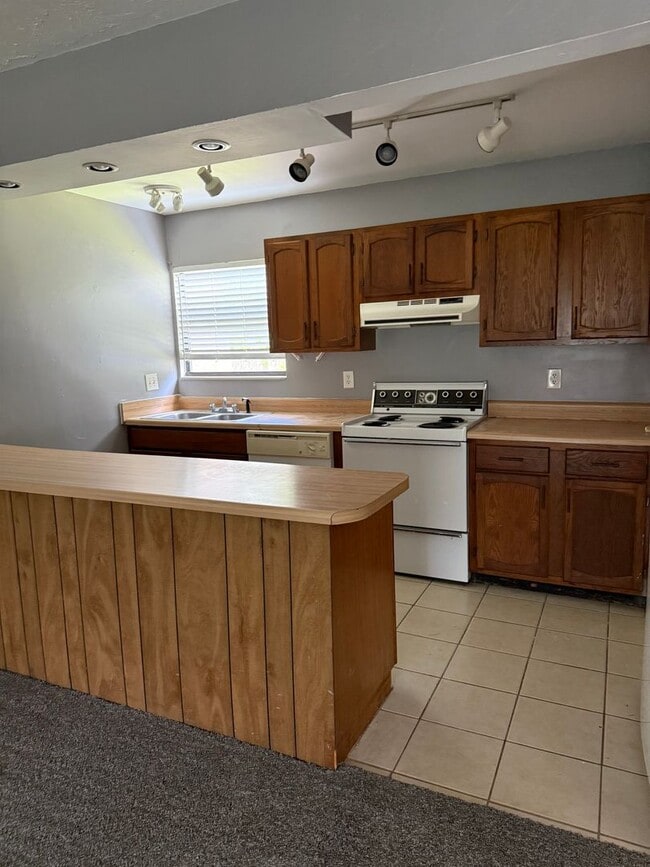 Building Photo - LEASE NOW AND ENJOY 50% OFF 2ND MONTH! Spa...