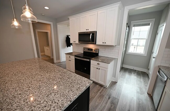 Building Photo - 648 Village Dr