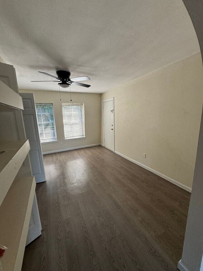 Foto del edificio - Spacious & Stylish Condo in Chateau DeVille – A Rare Find!