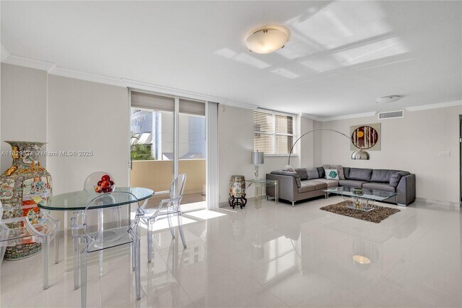Building Photo - 1623 Collins Ave