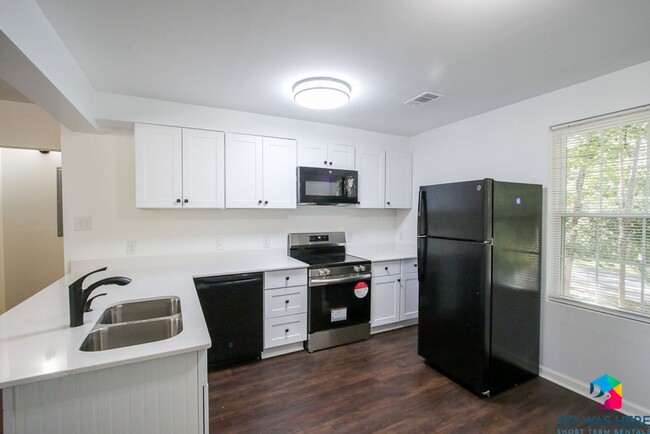 Building Photo - 2 Bedroom, 1 Bathroom Upper Unit – Prime S...