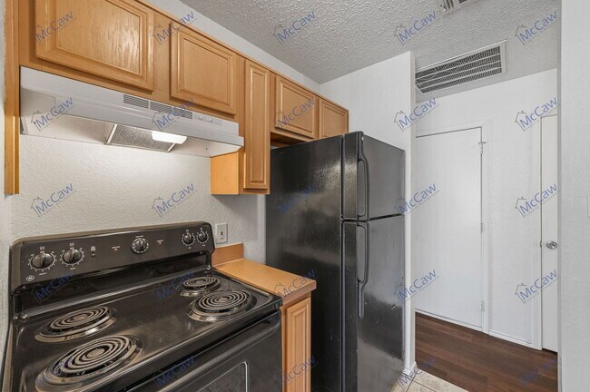 Building Photo - 2139 Vine Ln