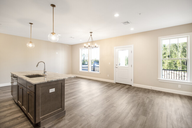 Building Photo - 500 Edgewater Cir