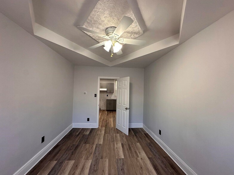 Foto principal - 116 W 7th St