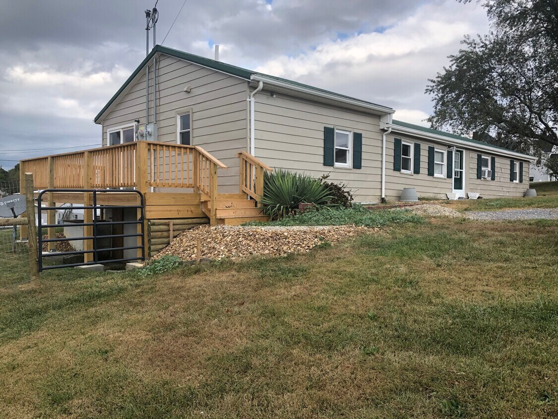 204 Maple Ave, Rural Retreat, VA 24368 Townhome Rentals in Rural
