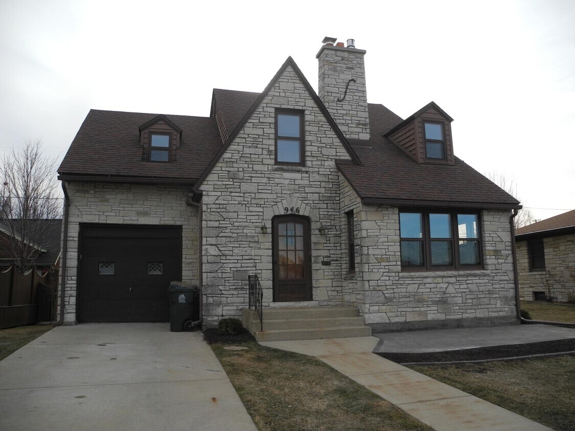 Front - 946 W Shore Dr