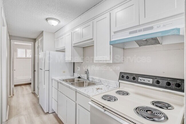 Building Photo - 1138 Corona St