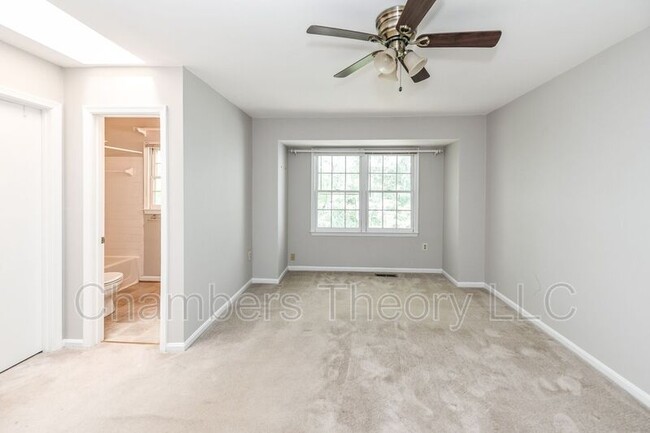 Building Photo - 32 Carriage House Cir
