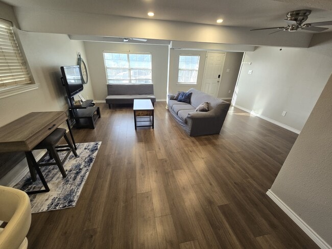 Amplia sala de estar con escritorio. - 2708 Pin Oak Ln