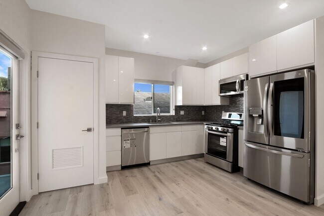 Foto del edificio - Gorgeous 3 Bedroom / 2 1/2 Bath Townhome-S...