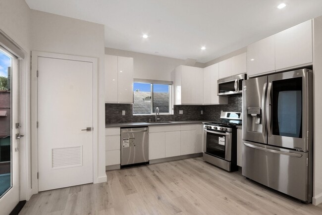 Building Photo - Gorgeous 3 Bedroom / 2 1/2 Bath Townhome-S...