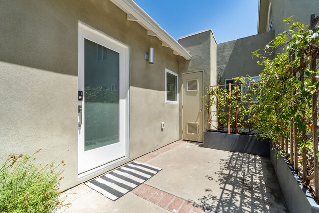 Building Photo - 4210 La Salle Ave