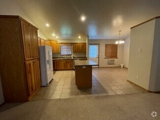 Building Photo - 2833 Lincoln Ave