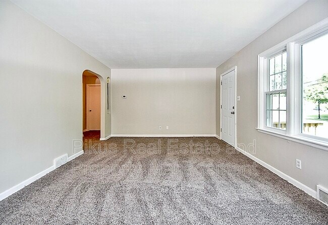 Building Photo - 216 S Hawkins Ave