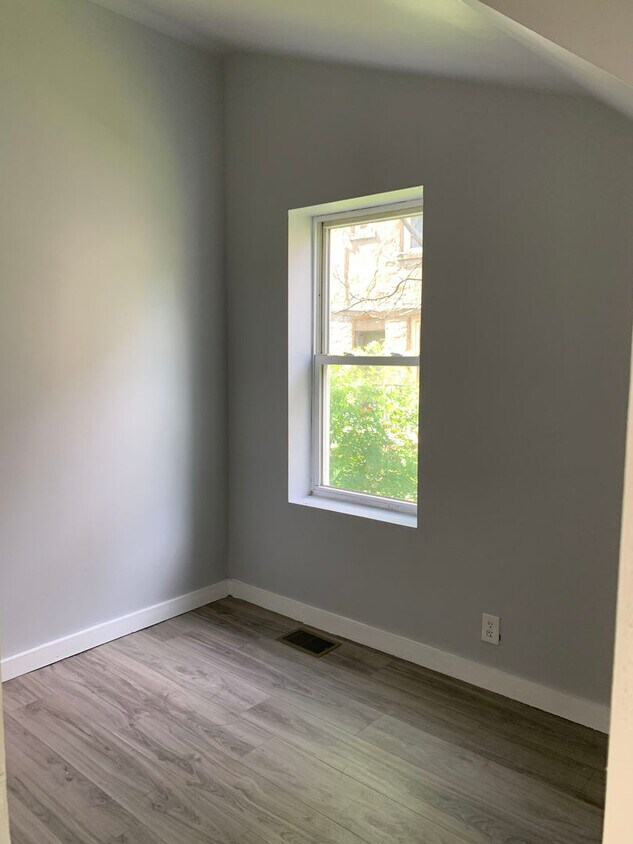 Building Photo - 1824 S Ridgeway Ave