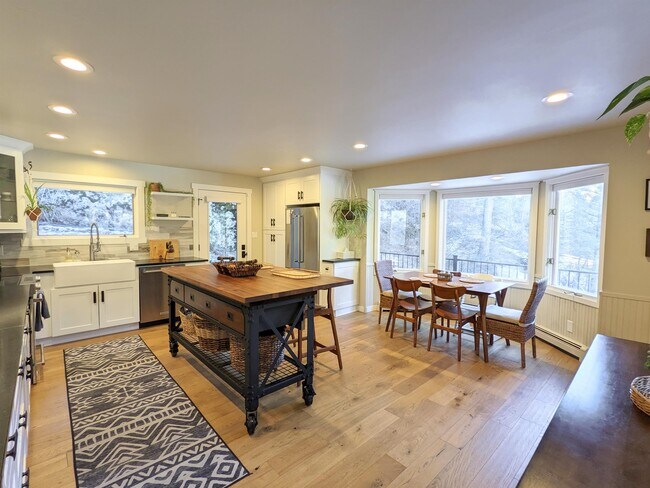 Foto del edificio - 32114 Upper Bear Creek Rd
