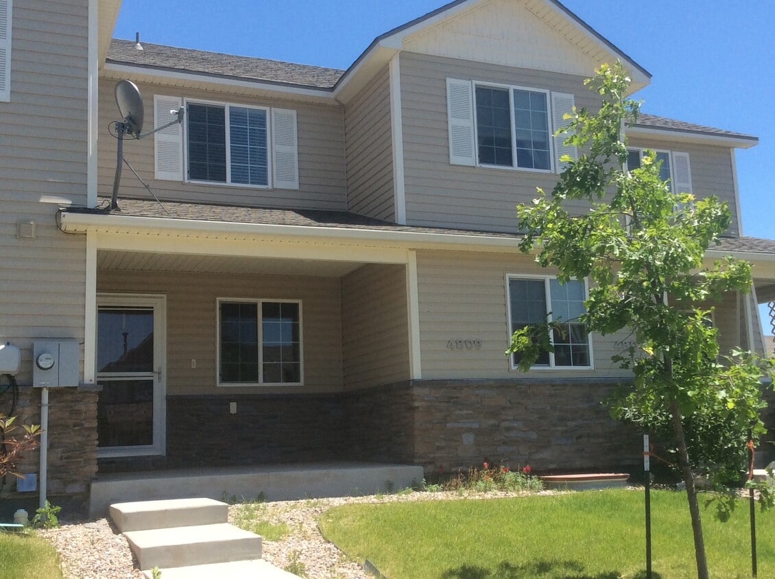 Primary Photo - 5 BEDROOM, 4 BATHROOM TOWNHOUSE WITH 2 CAR...